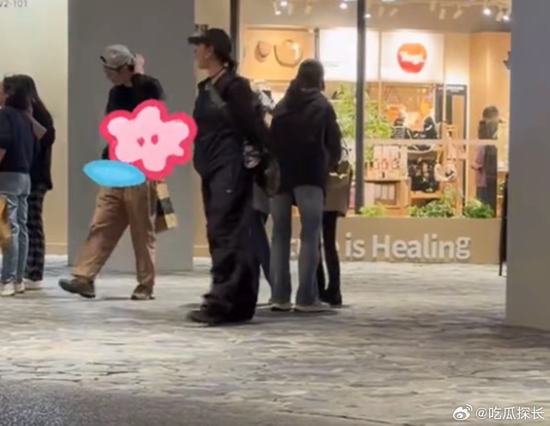 朱亚文一家四口逛乐高乐园朱亚文两个女儿身高 朱亚文一家四口逛乐高乐园，大女儿已经