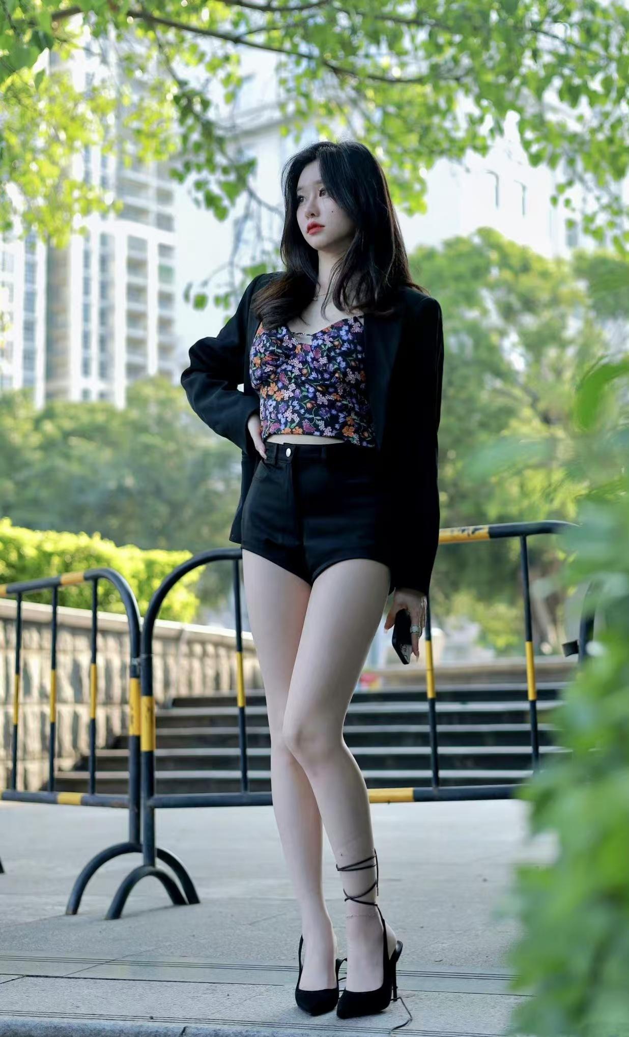 当一位高跟鞋带子没系好的女孩子站在面前，您想到的是什么？——我居然想到的是性感