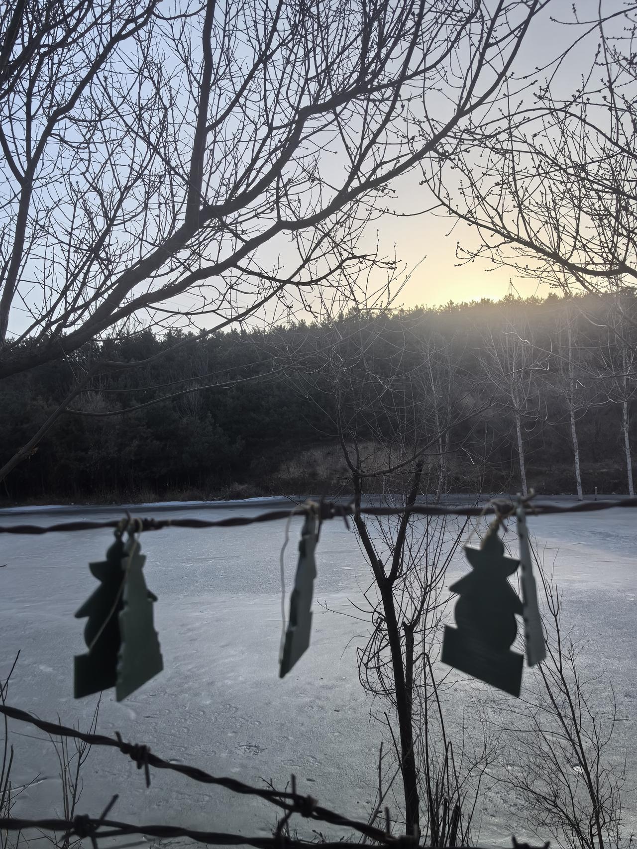 在全国各地的湖畔，经常可以看到这些牌牌，一旦风起，“啪啪”作响。
但是绝大部分人