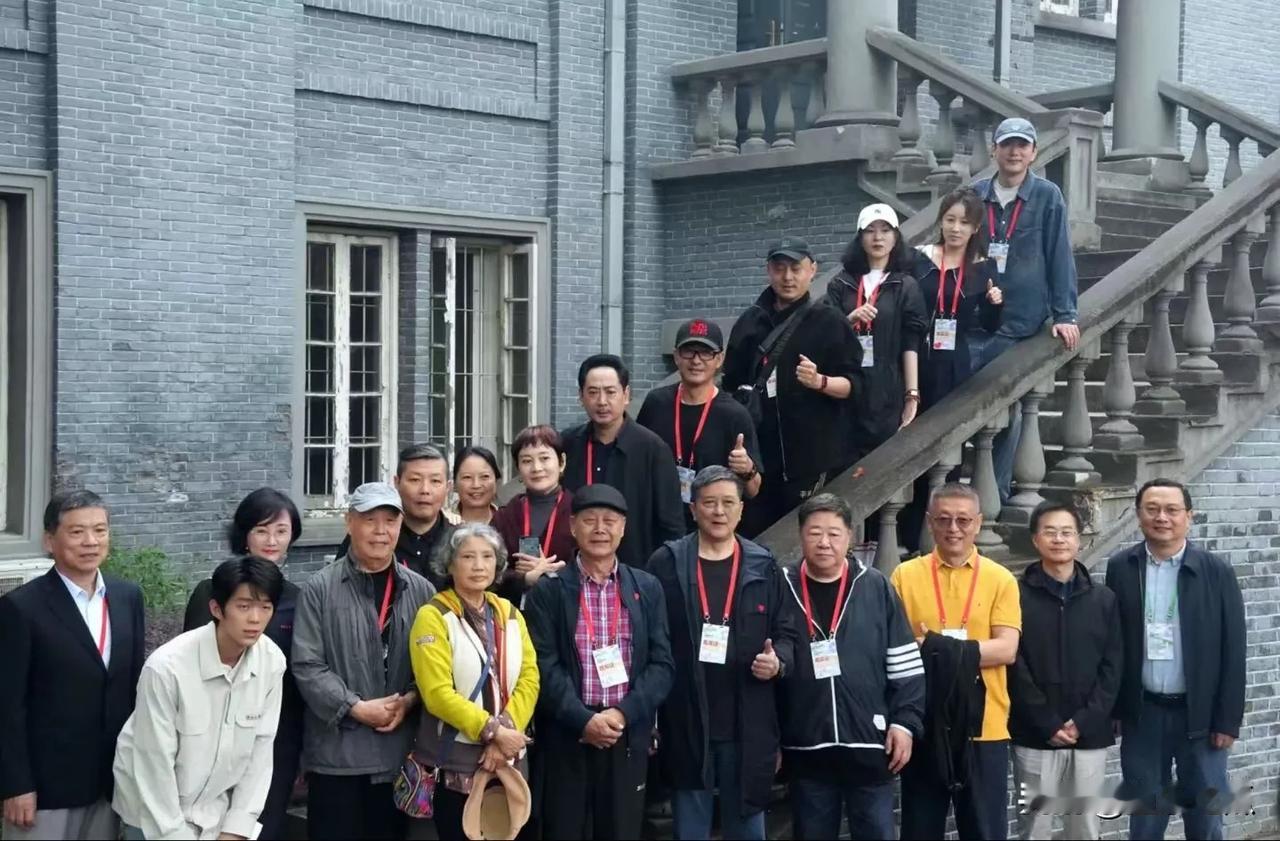 这张照片中你认识几位呢？他们中有赫赫有名的老戏骨，也有中年演员。还有很出名的女演