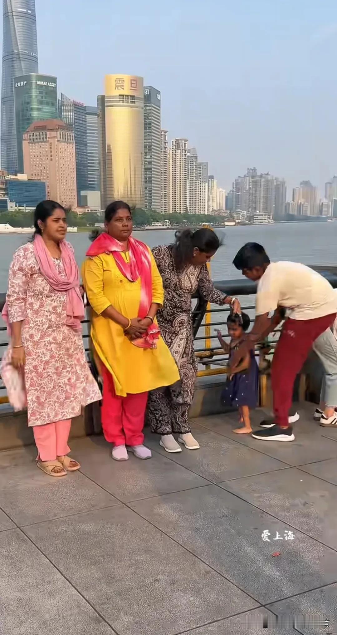 中国的年轻人们，抓紧结婚生子吧。若大家都不生，国家会面临劳动力短缺问题，届时可能