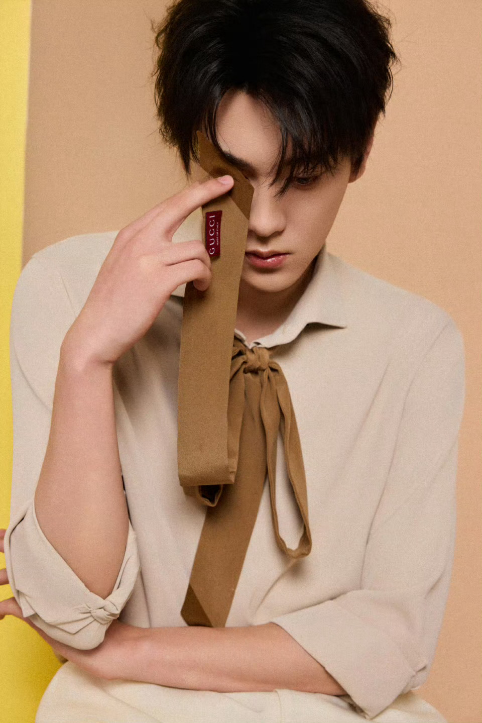 田栩宁今晚韩束直播暖黄底色里，田栩宁今天青春感满满✨把生活的碎片慢慢拼好，每一块