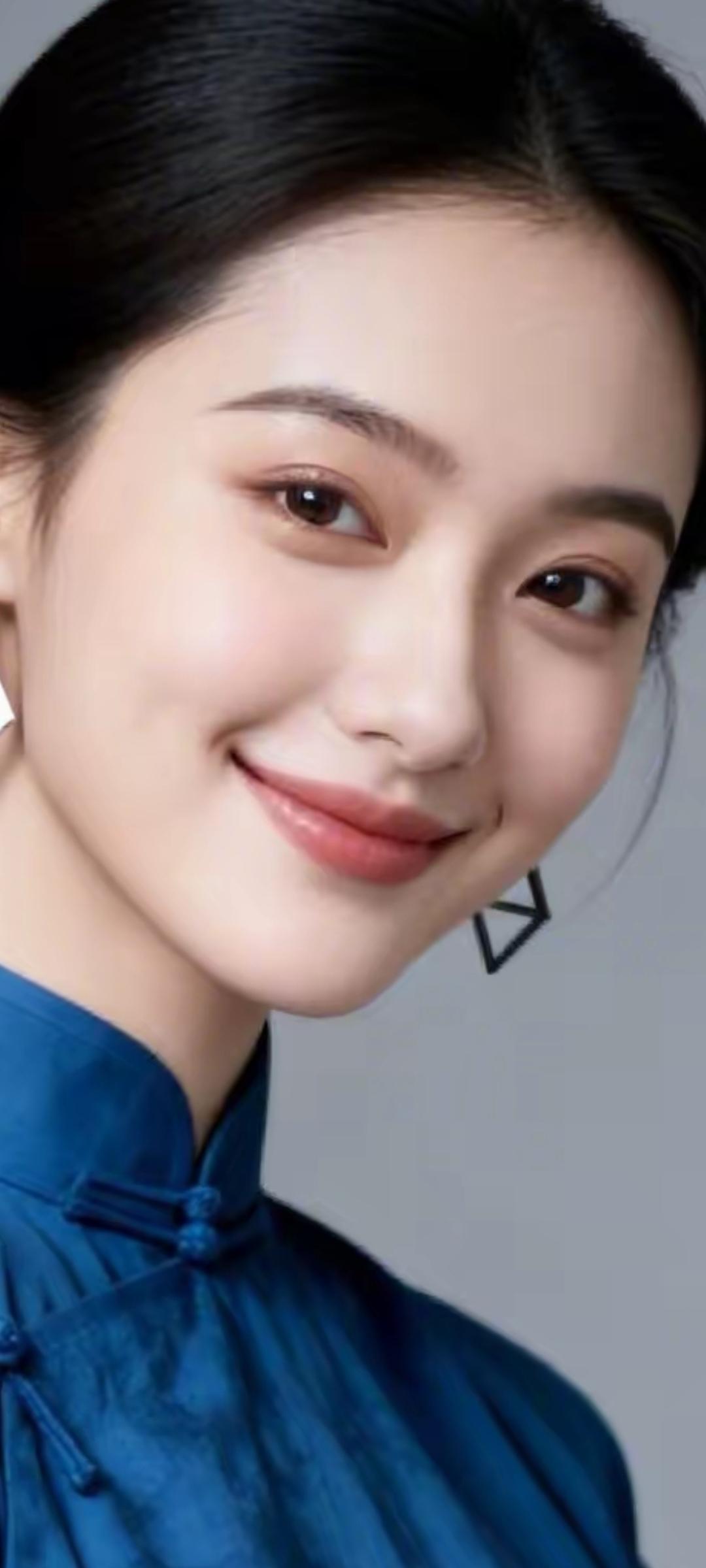 温柔甜美的微笑，蓝色衬衫的清新穿搭，元气满满的一天！😊✨