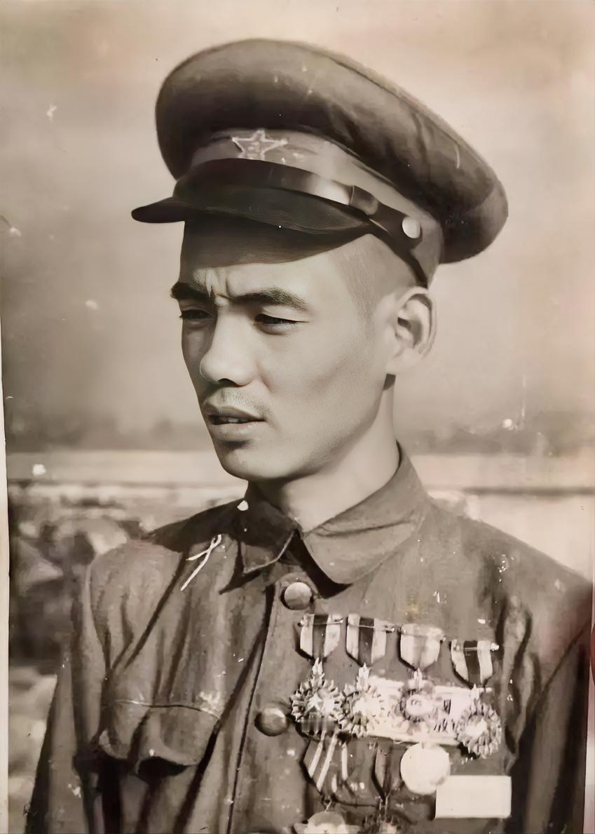赵忠华，河北省迁西人，全军一级战斗英雄，湖南军区剿匪模范，1950年参加首届全国