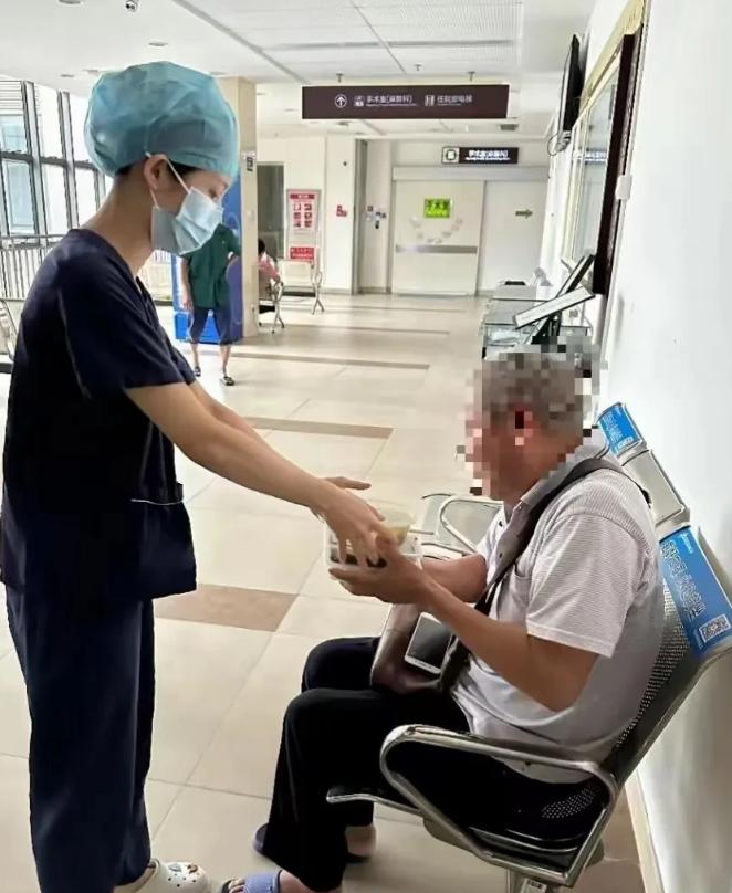 “人间自有真情在！”广州，一位老人多日守在ICU门口，通宵达旦！医生同情老人，上
