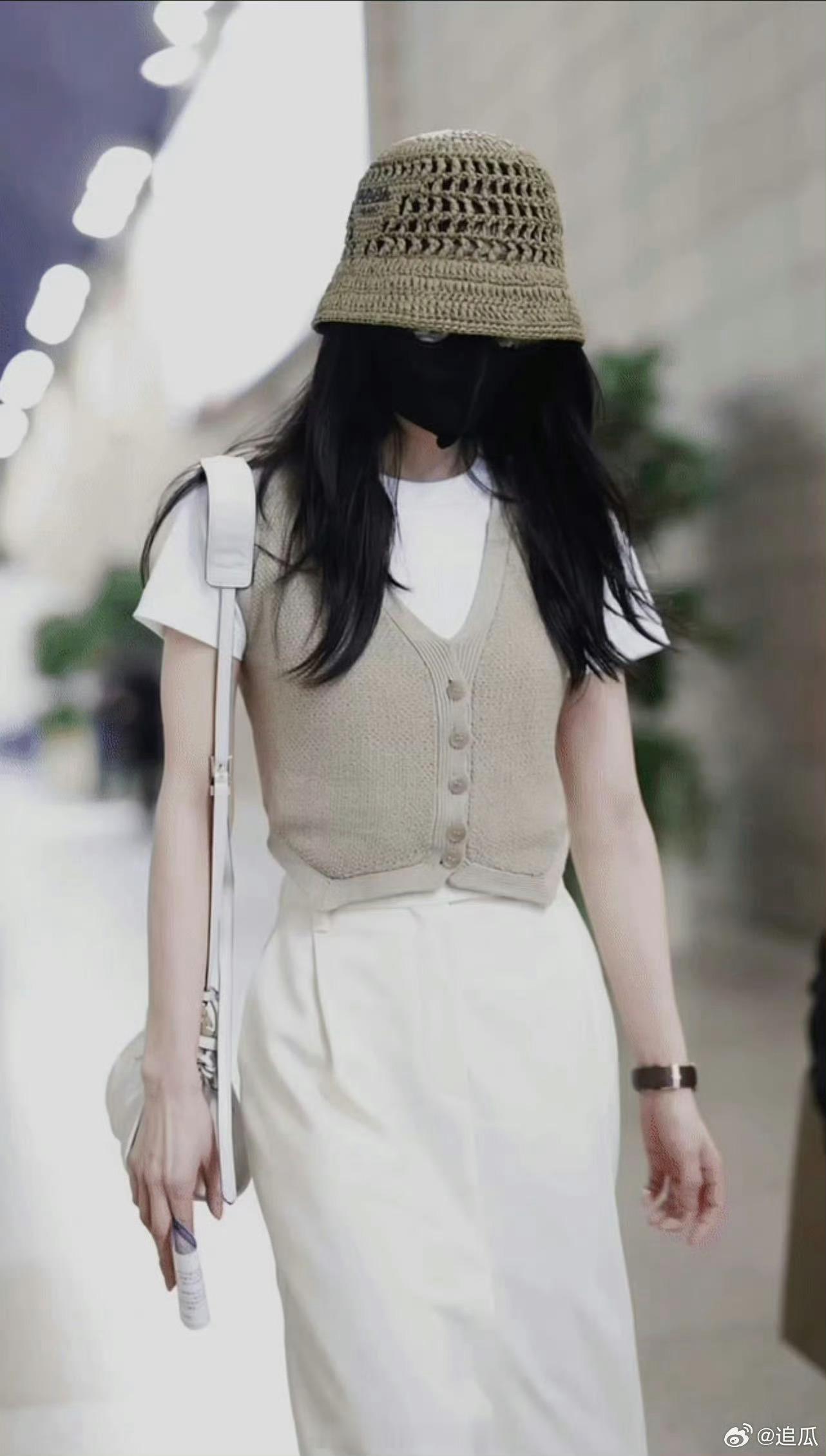 #刘诗诗也在看奥运#刘诗诗要去巴黎还准备看奥运会了，看的出来美女的松弛感了啊，咱