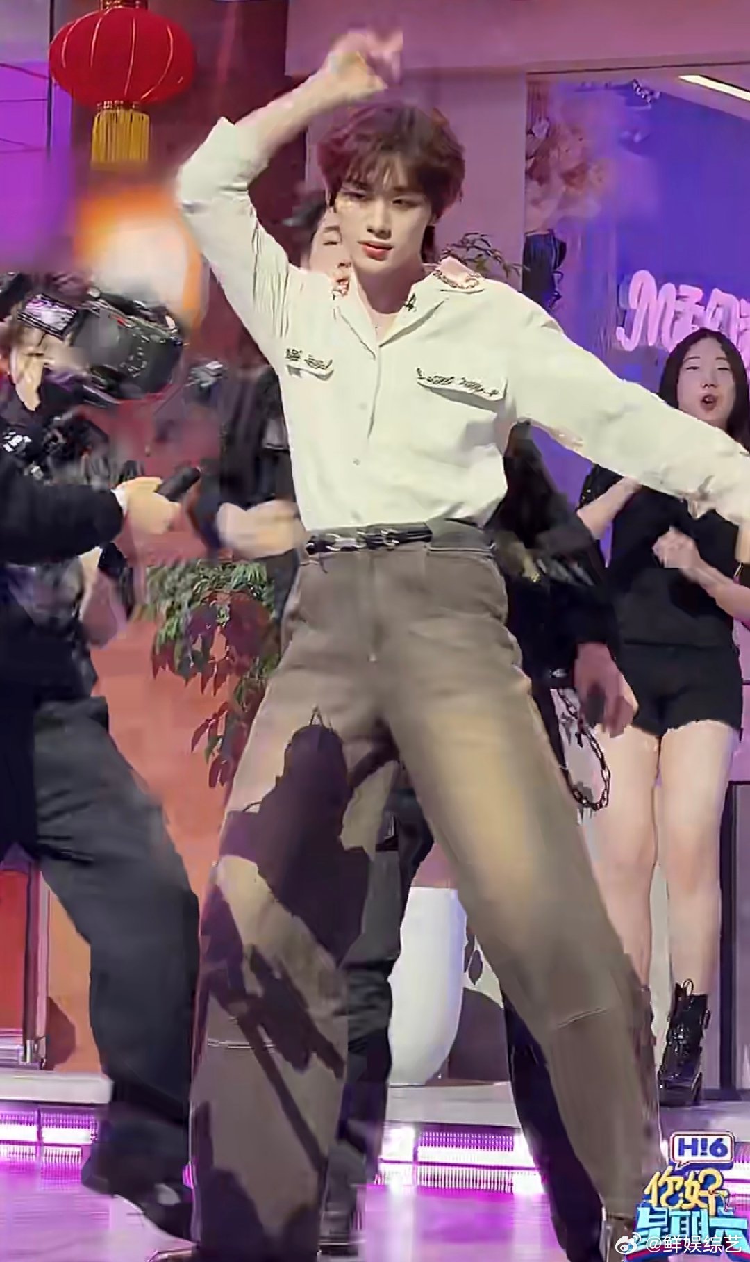 丁程鑫舞台chill感拉满 丁程鑫一上台就自带松弛气场，动作干净流畅，chill