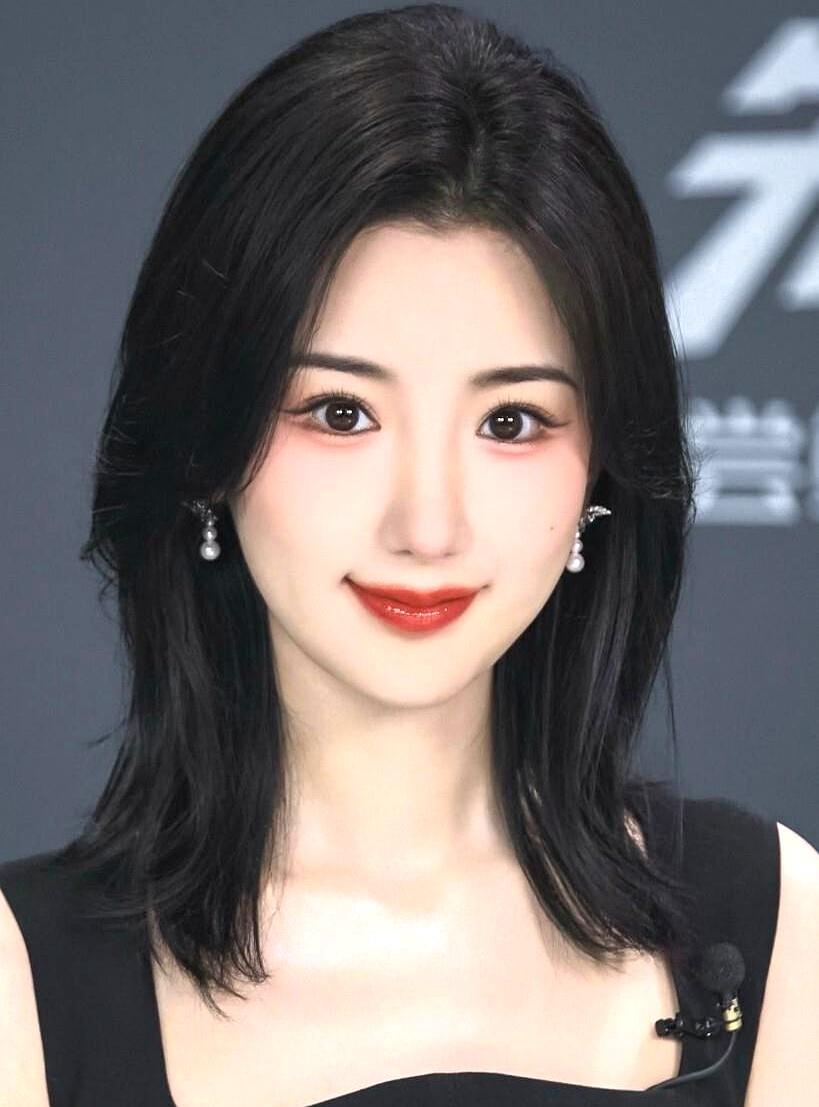 撞见相恋多年的男友和别的女人光着膀子共处一室，你第一反应是哭闹还是砸东西？
毛晓