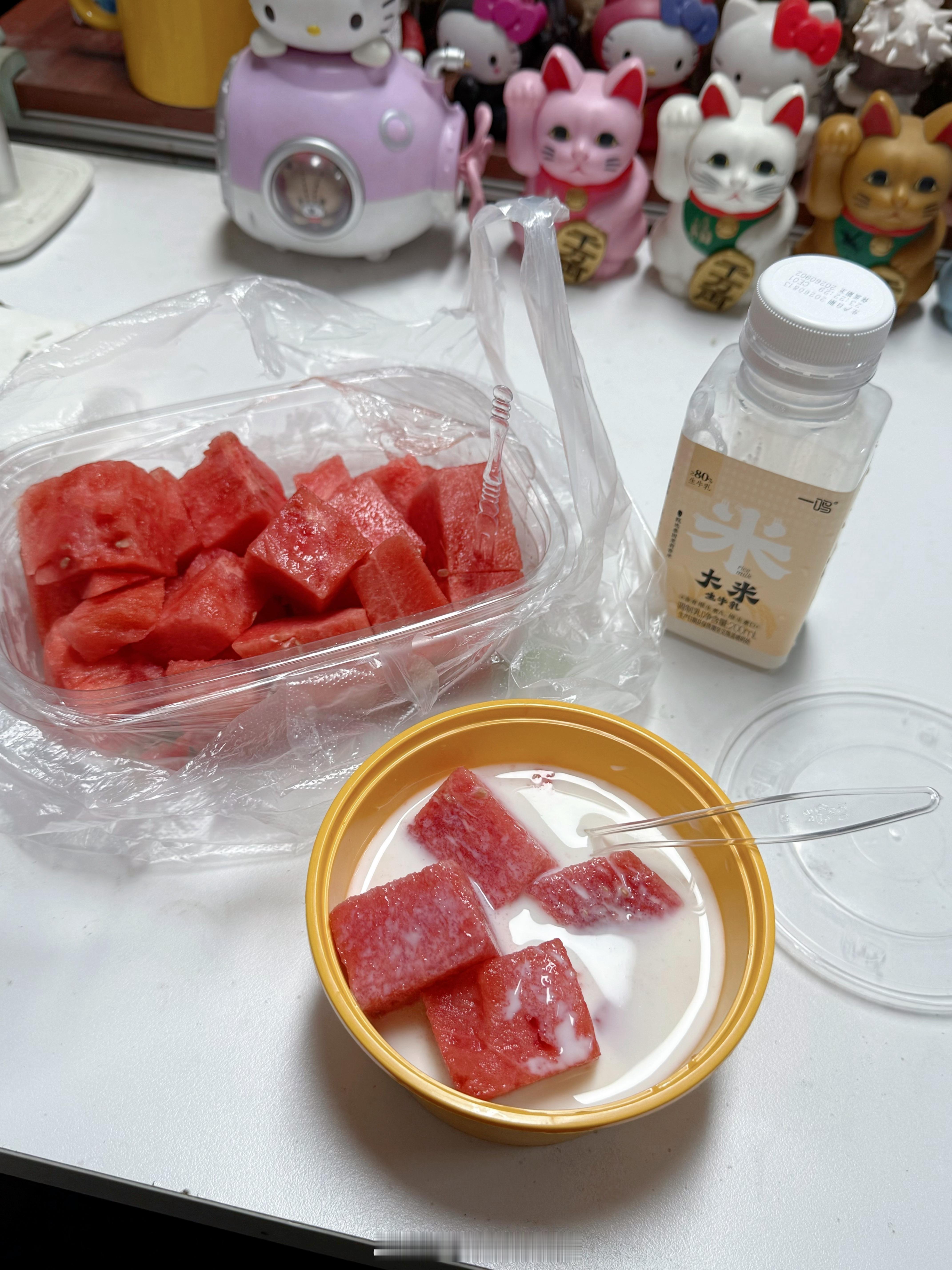 自制米牛乳西瓜🍉！又给自己吃美了[害羞]另外还买了这个咸酸奶好好喝！！一口气喝