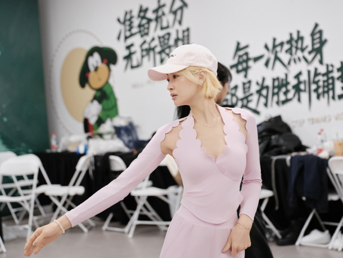宋茜偷偷蓄力新舞台 谁能不爱努力又耀眼的宋茜！金发配粉衣甜度拉满，练习室里她跟着