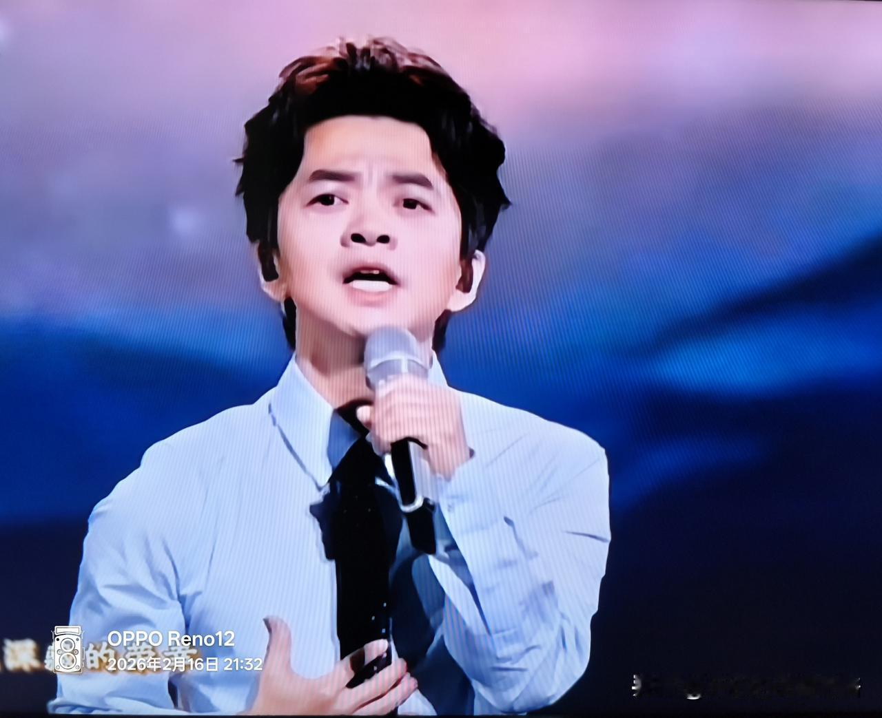 刚刚看完李健《人间共鸣》，发现比13年前的春晚更帅。
2013年春晚李健和孙俪《