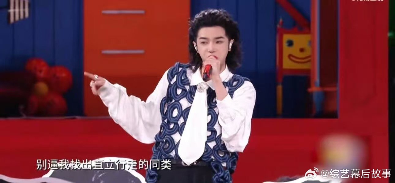 华晨宇唱着唱着被举起来了跟着歌手去怀化演唱会第五届湖南旅游发展大会 华晨宇唱《怪