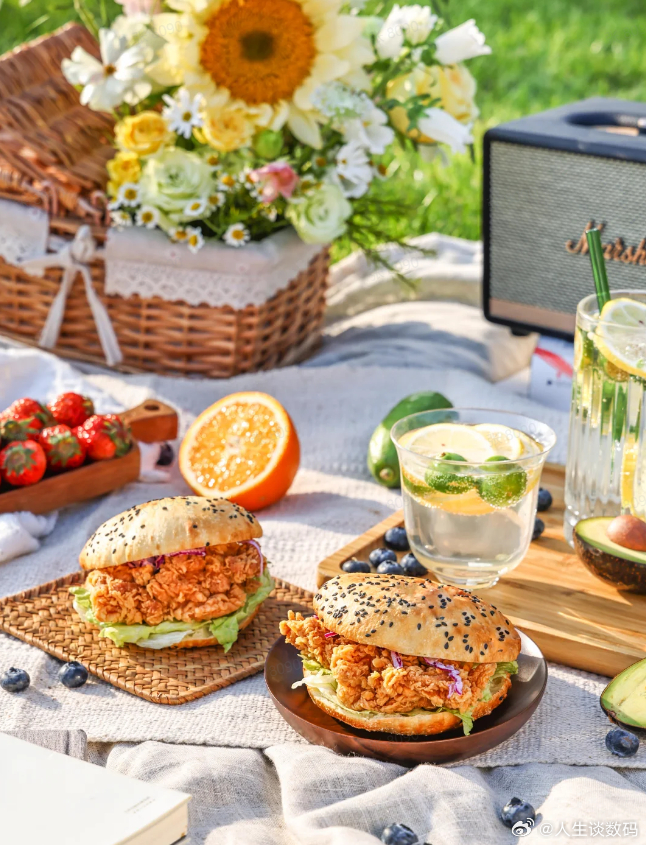 周二当然要带着双份汉堡休假露营！谁懂啊！塔斯汀周二会员日快乐翻倍，指定美食第二份