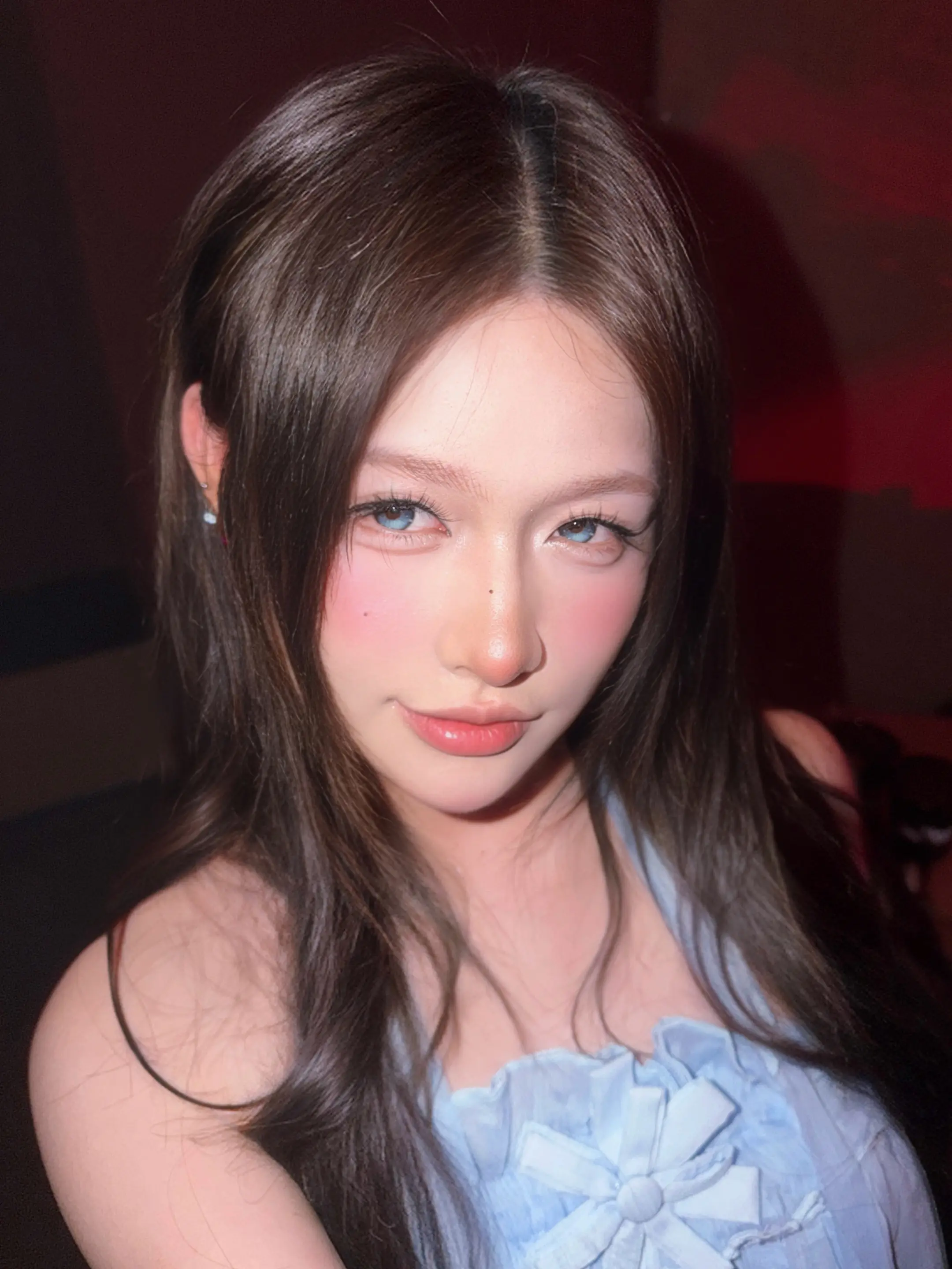 眼里只有对自己这张脸的肯定。