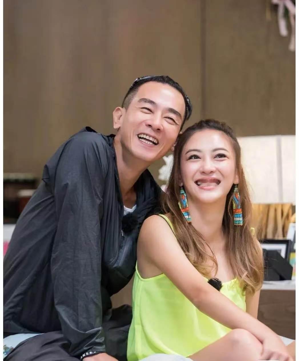 应采儿举牌应援 陈小春感动哭了陈小春官宣二巡 谁懂啊！陈小春一巡收官的彩蛋也太好