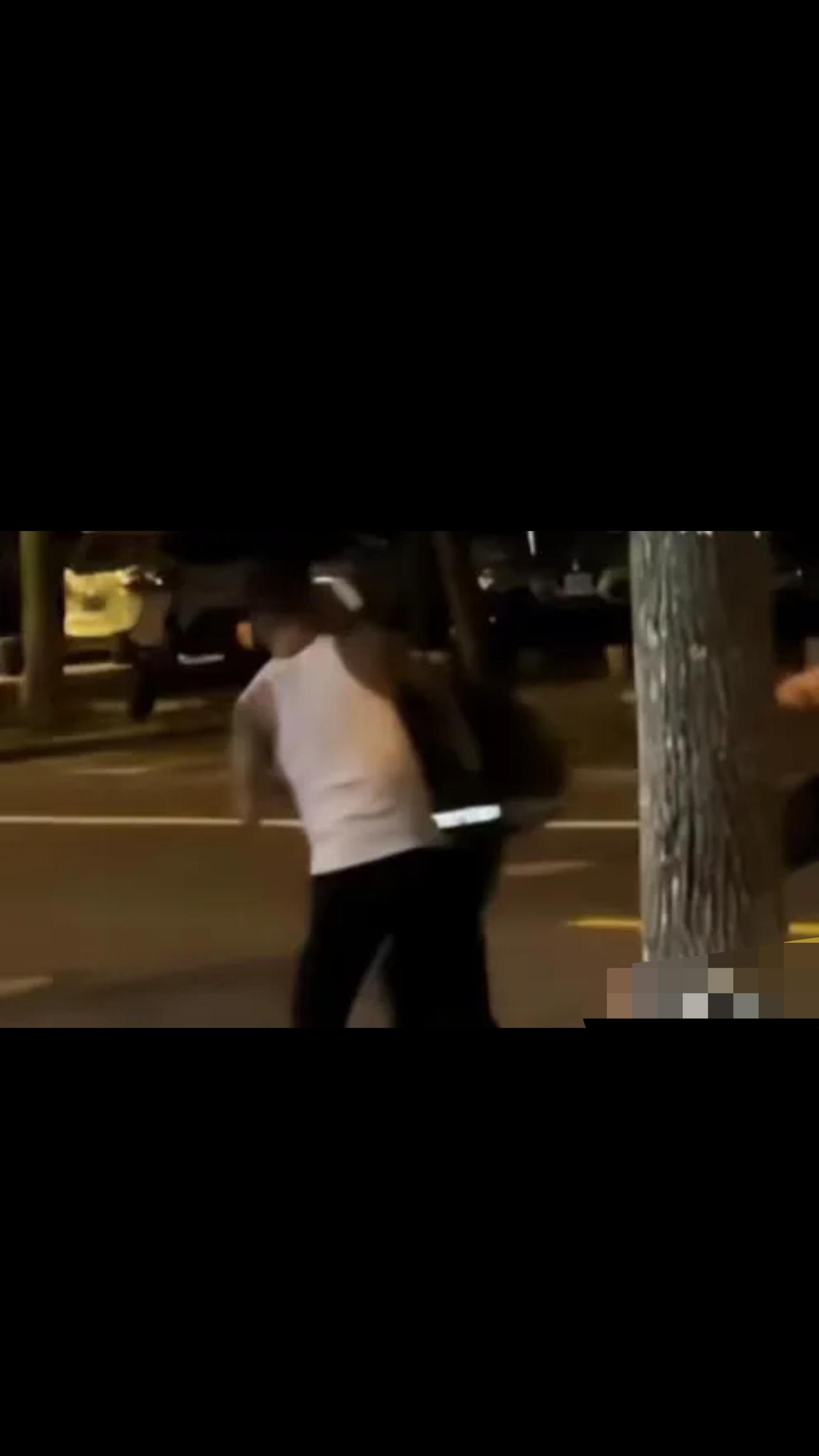 四川，一男子跟朋友喝完酒去娱乐会所消遣，正好碰到前女友，看到她还是风韵犹存就去调