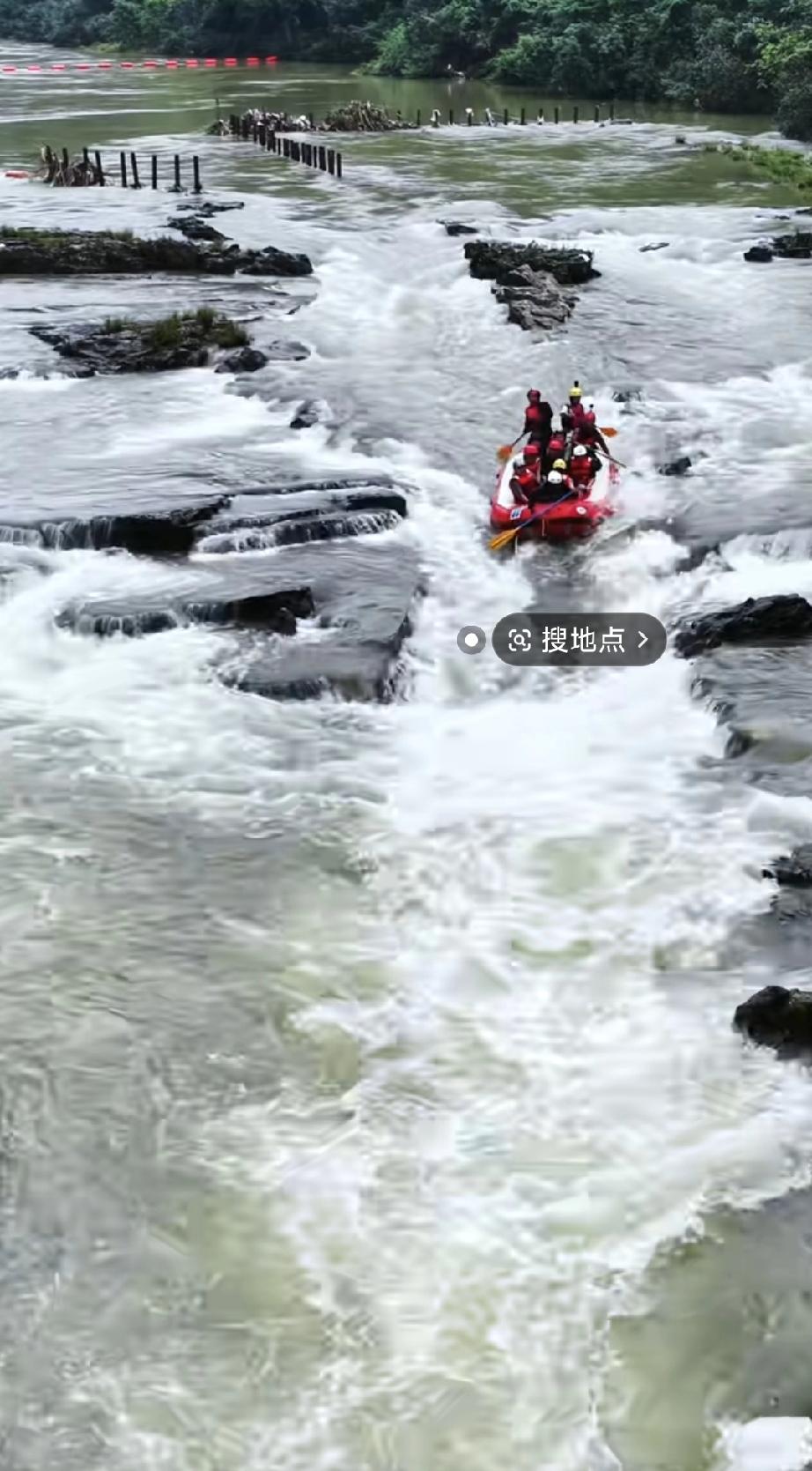 漂流翻船7成！景区一句“包捞包活”太离谱
 
贵州通天河漂流，10艘皮艇过急流，