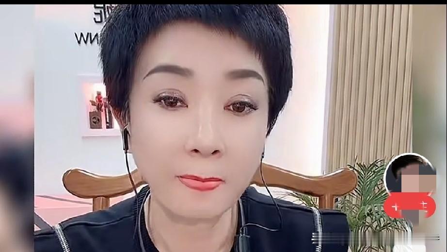 唐鉴军的原配孙小雨，看到唐的二婚妻子王小华在直播间抹泪哭诉时，心头五味杂陈，她在