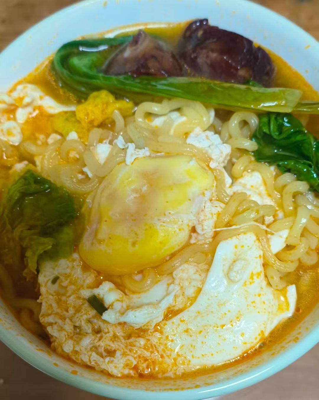 做点简单的，随便吃一口，今天是2026年，3月5日，外面在下雪，有点大！
不出门