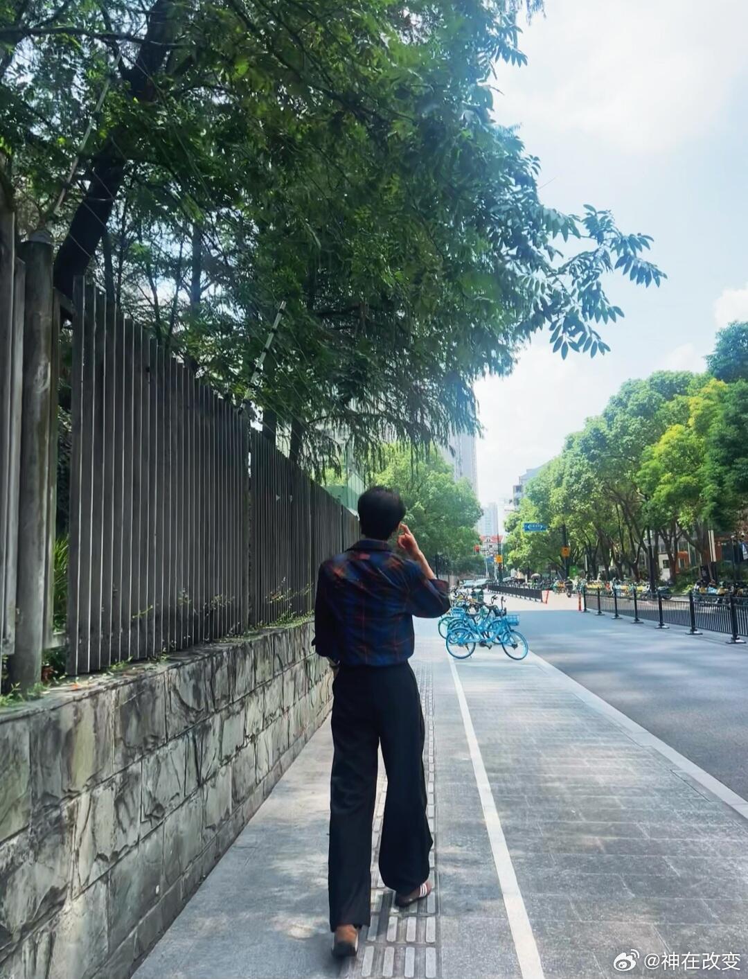 张凌赫[超话]  终于等来新图啦嘻嘻张凌赫｜ ​​​