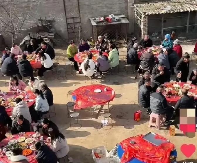 聪聪媳妇挺着微隆肚子回姥爷家过生日，长辈夹菜都绕开螃蟹，镜头里她全程护肚。
我刷