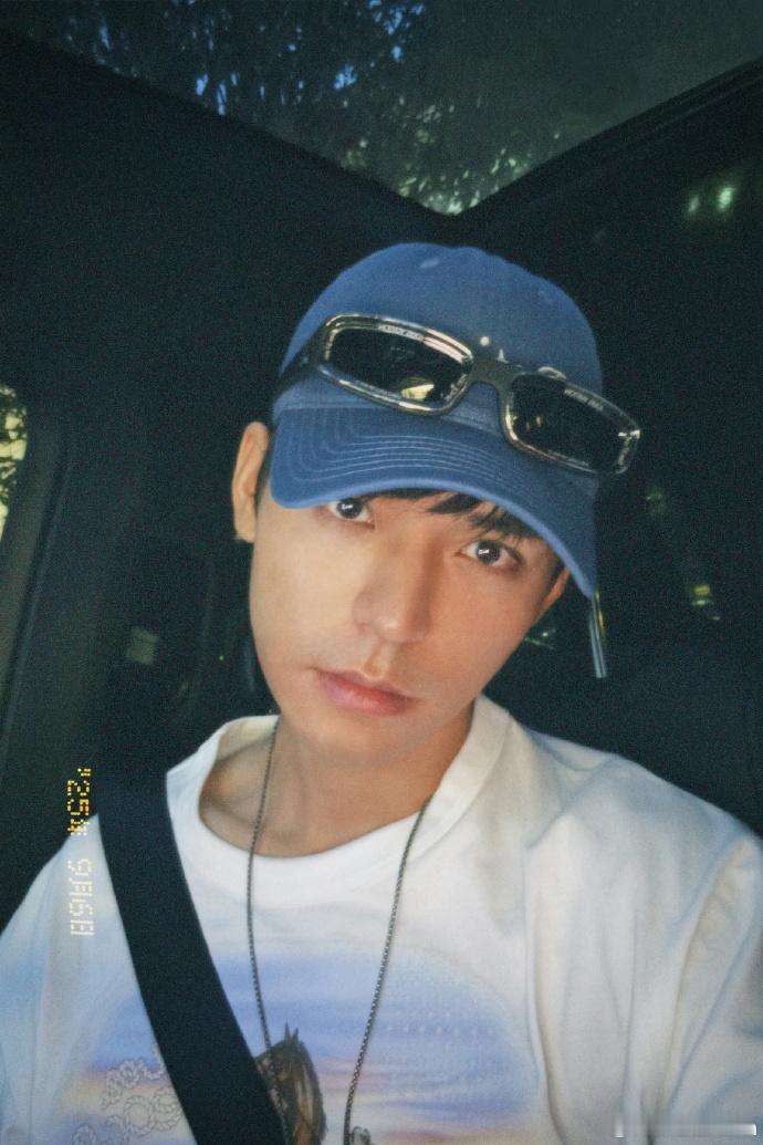 龚俊去吃串串了  龚俊吃串串也在看《花儿与少年7》，作为四川boy肯定是很喜欢吃