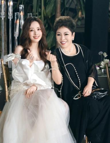 郭碧婷不满向太不陪孙子过生日 向太陈岚透露，孙女每年生日全家都会到场陪伴庆生，但
