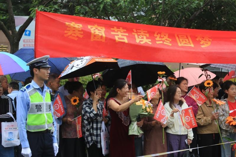 这些年高考送考里最打动人的，往往不是大场面的仪式，而是几个不起眼的细节——

一