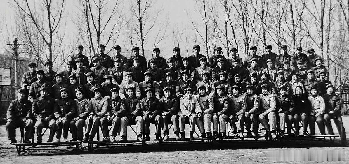 1969年11月，八一篮球队全体人员合影留念。 