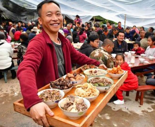 中国人为啥爱吃农村大席 ，中国人最馋的，从来不是农村大席，是回不去的旧时光
 