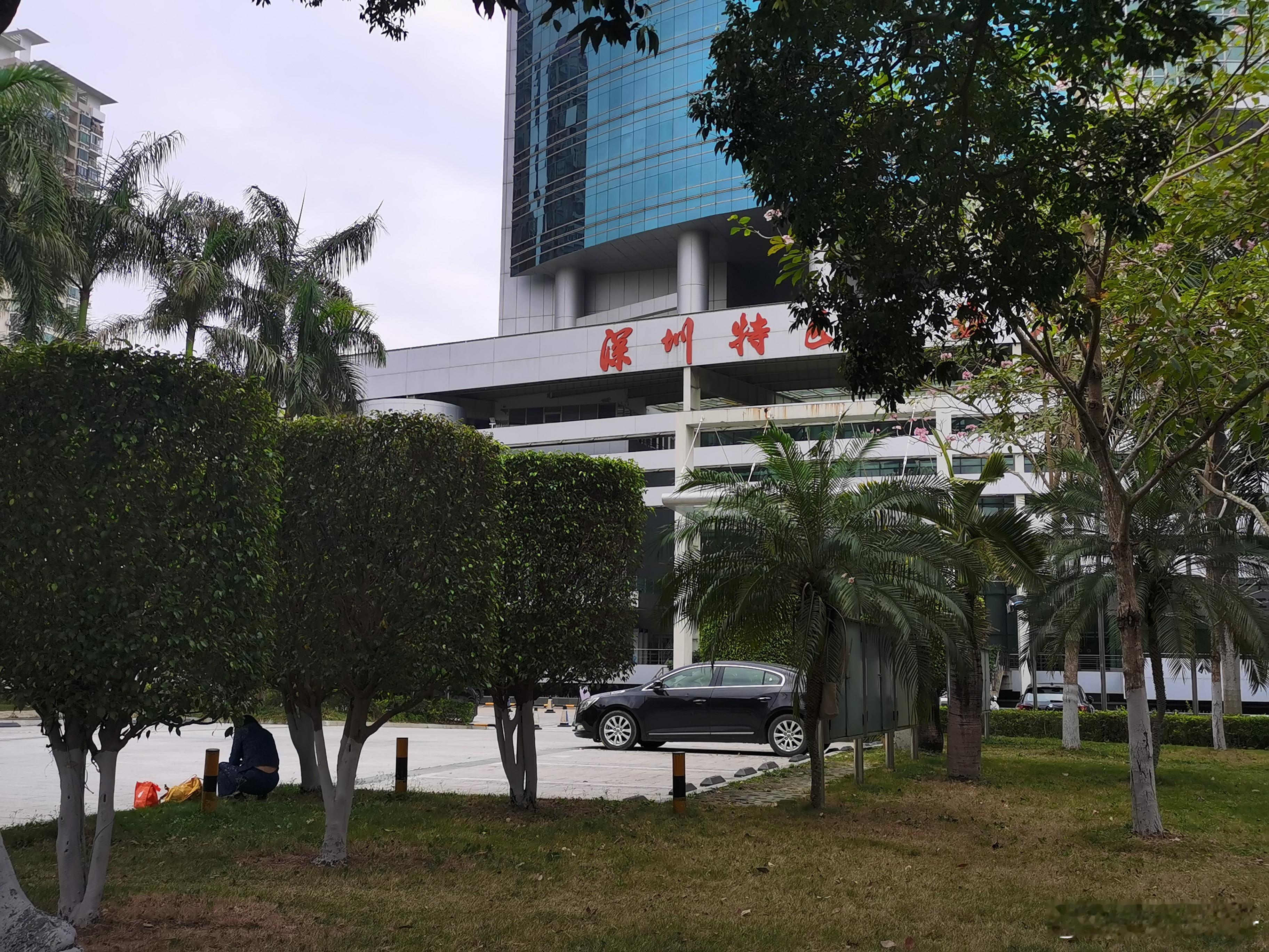 设计精巧的空间布局，蜿蜒伸展的休闲步道，生机盎然的绿色景观……行走在#改革开放#