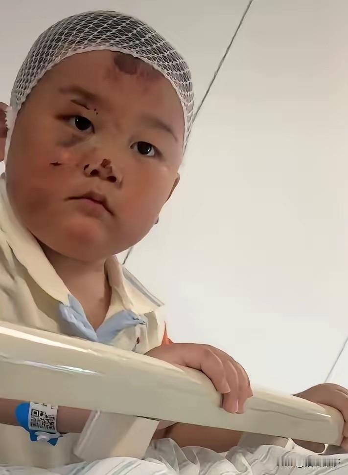三岁稚嫩的肩膀扛起了男子汉的责任
在妈妈的病床旁她的一声妈妈我在
看哭了多少人