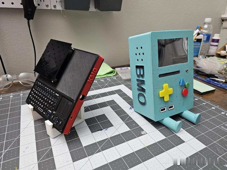 DIY手持口袋电脑，兼具触摸屏、实体键盘和手写板。

如今口袋大小的电脑随处可见