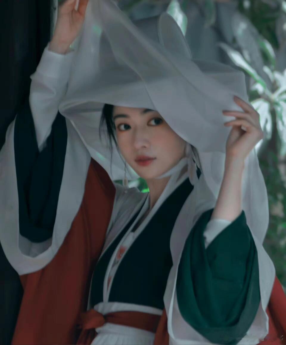 #吴谨言回应春花焰接档墨雨云间##吴谨言[超话]# 天选古人吴谨言！吴谨言的外貌