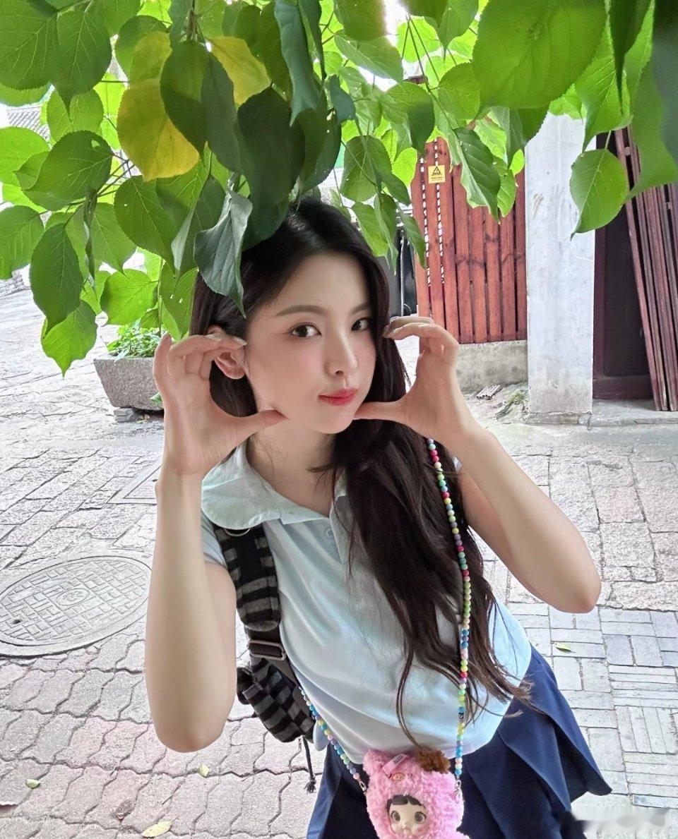 明星和素人的壁大概就在于明星随便一拍就是壁纸，普通人随便一拍就是删除，杨超越的脸