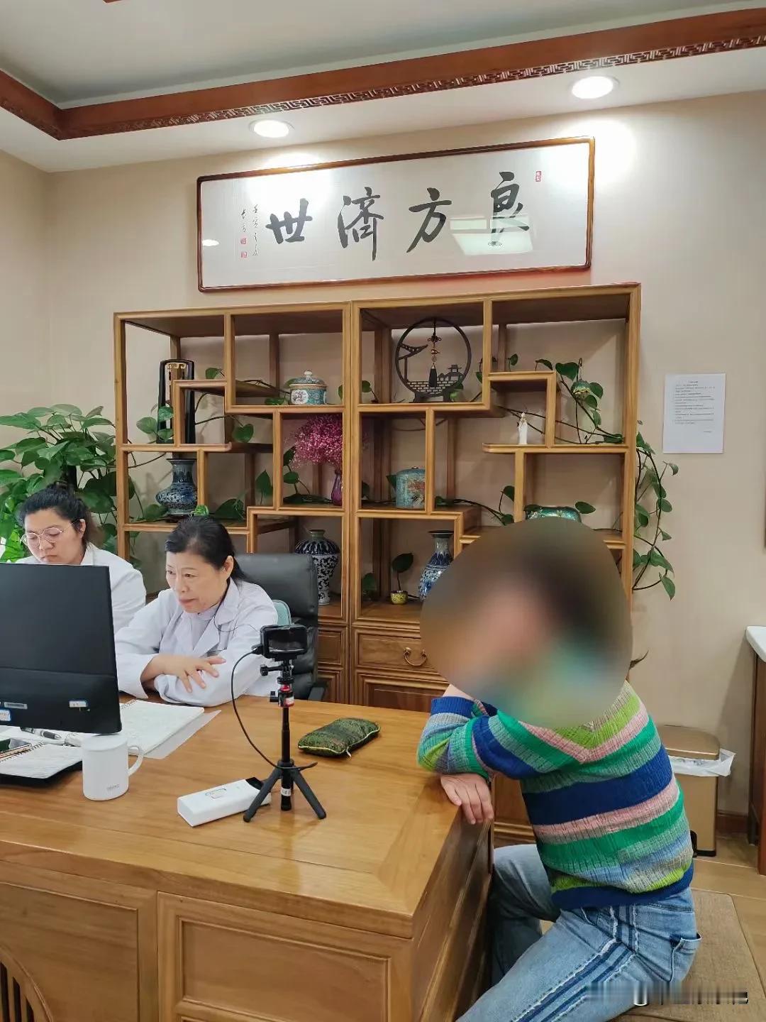 [玫瑰]中医 失眠 复诊包女士 59岁 服用半个月反馈睡眠好多了，盗汗改善，胃胀