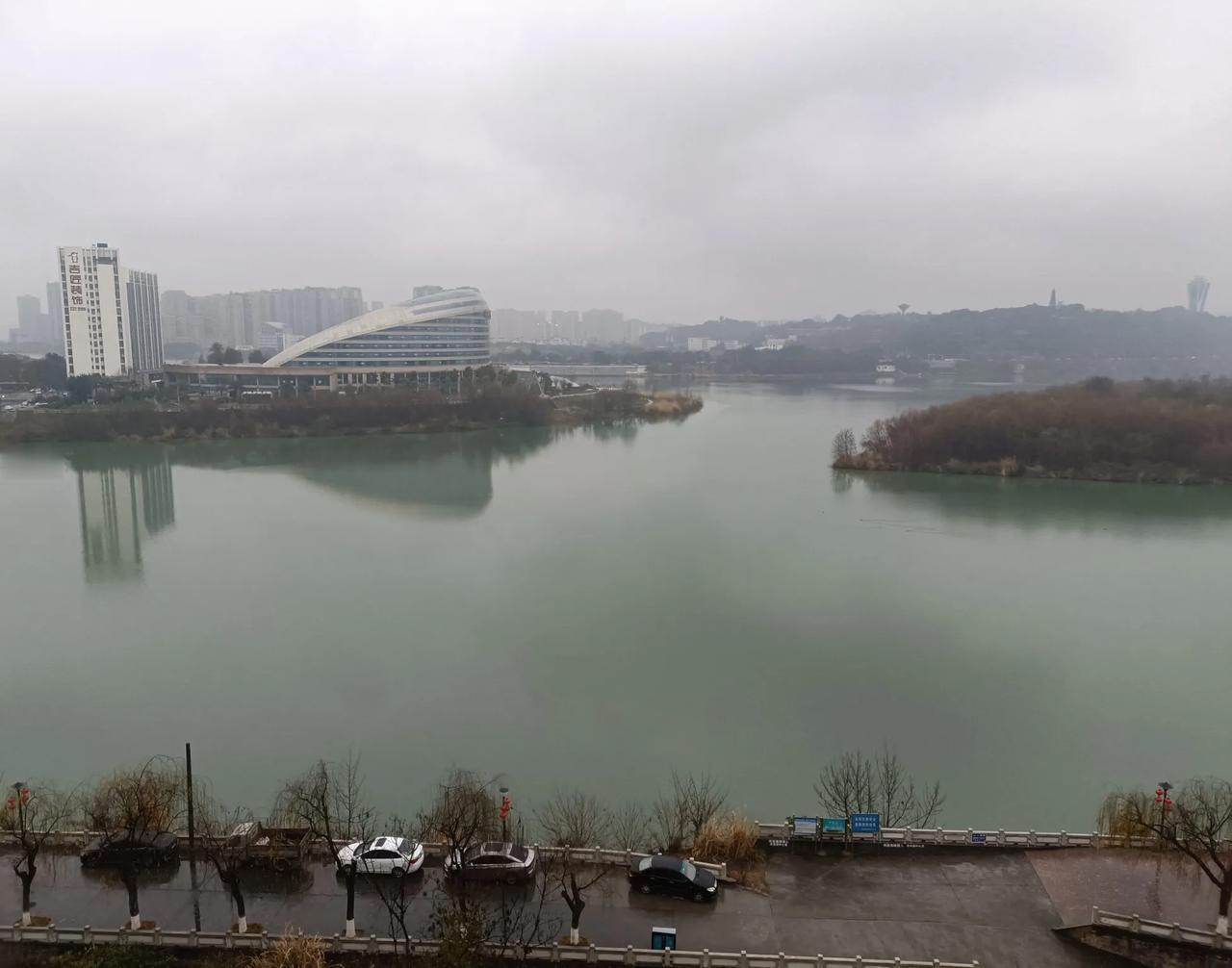 绵阳下雨了！腊月二十五，离过年没有几天了。阴了两天，还是下雨了。不过看天气预报雨