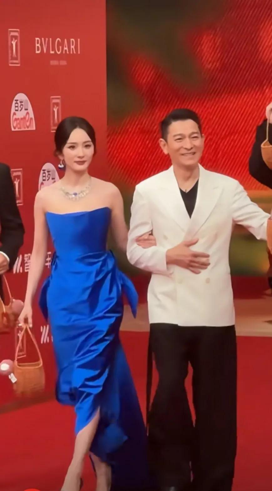 刘德华和杨幂一起行走的气场真美 气场也很强大，幂穿这蓝色👗很好看。刘德华好帅。