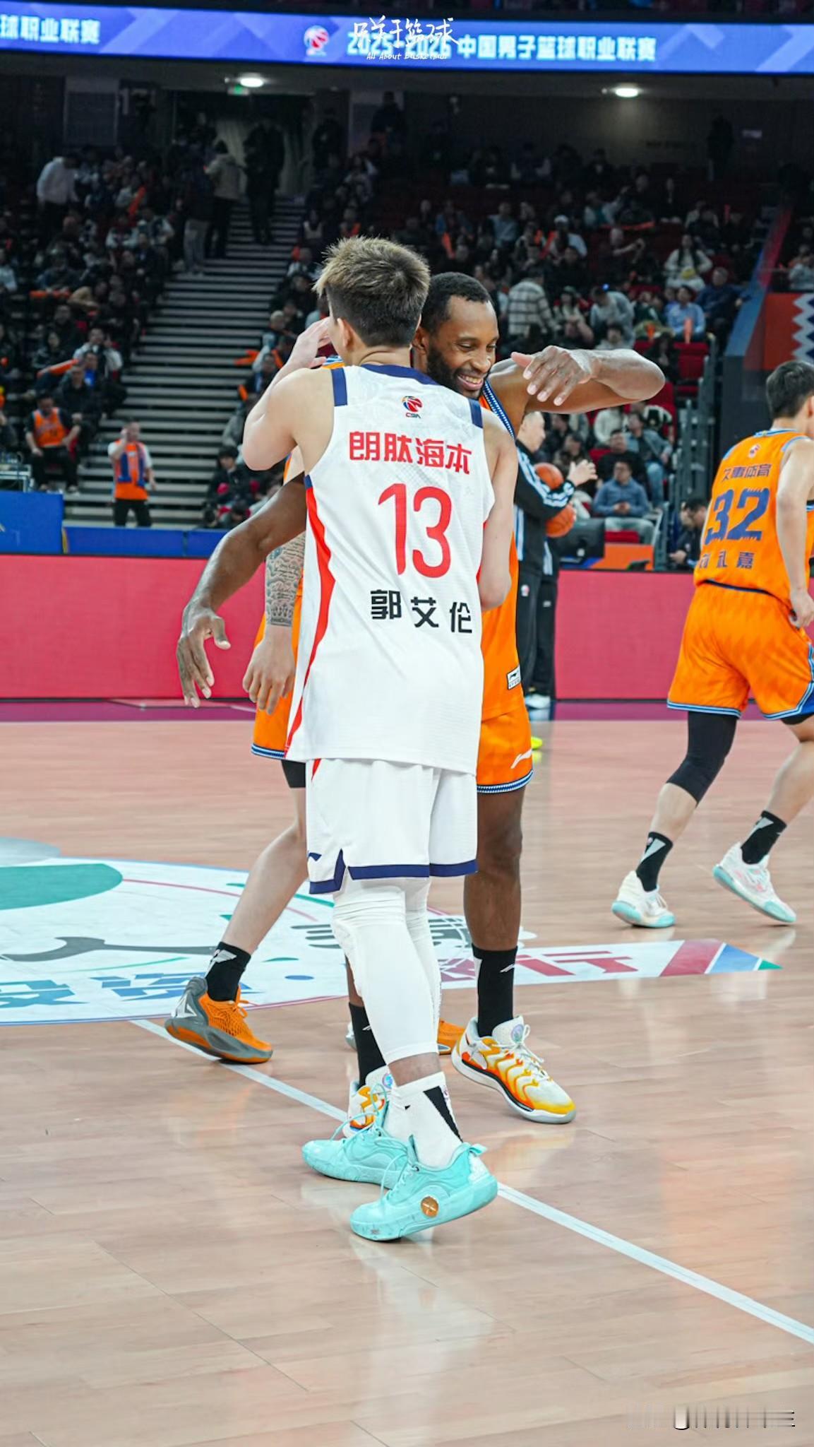 郭艾伦赛前和弗格张镇麟的拥抱。
那些为了辽宁王朝拼尽全力的老伙计们，如今南下穿着