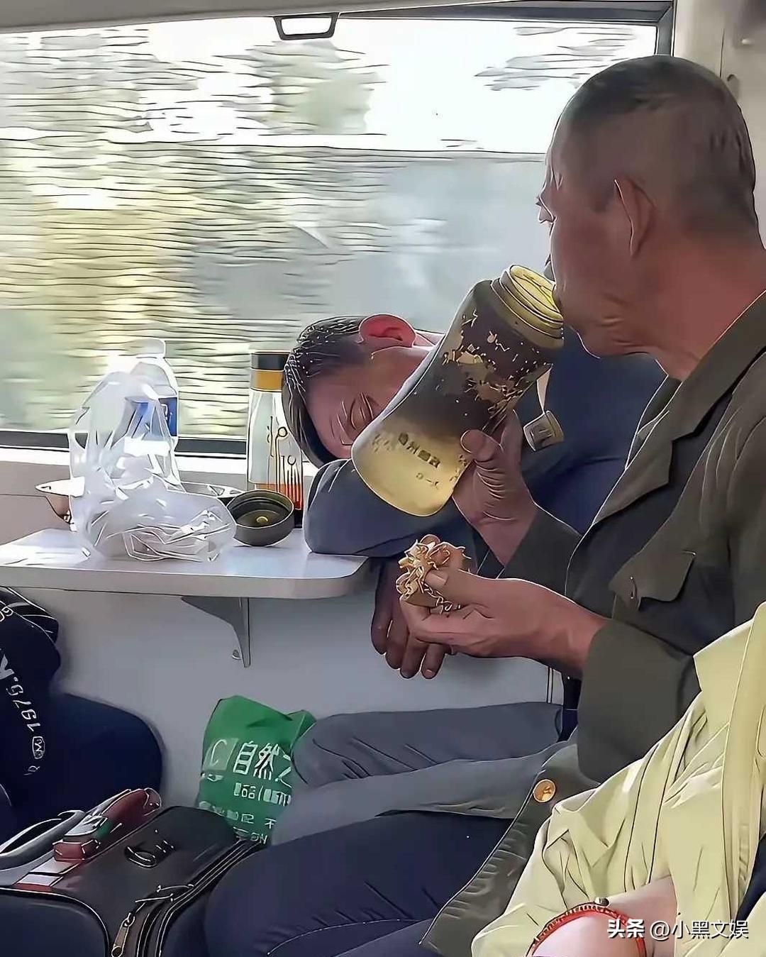 大爷这茶杯有些年头了吧！
