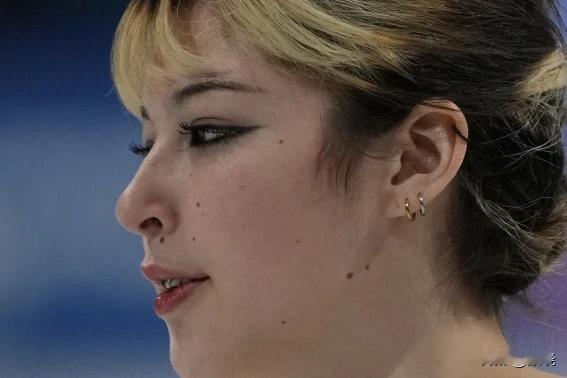 为美国夺取冬奥会花样滑冰金牌的英雄Alysa Liu（刘以新）拥有一半华人血统，