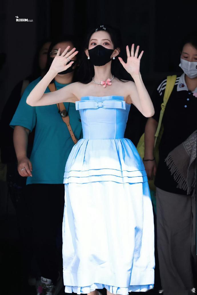 哇哦！孟子义穿上 孟子义蓝色蝴蝶结抹胸 ，宛如蓝色海洋中的精灵，灵动优雅，每一步