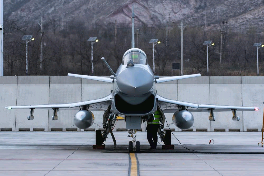 “襄楚雄鹰”歼-10B正脸好图烽火问鼎计划制胜空天