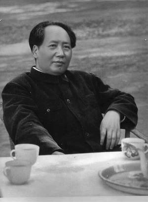 毛主席曾说：我是农民的儿子。有一次，几个米粒掉在桌子上，工作人员说脏了不卫生，结