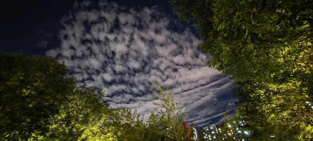 昨天西安的夜空，记录突然被感动的美好瞬间。