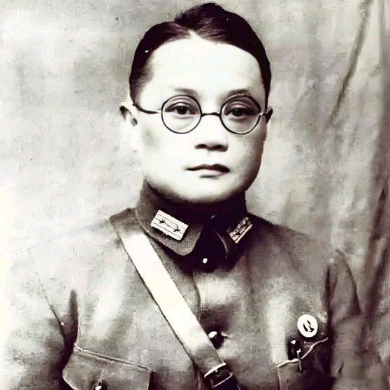 《1949年潘文华起义前夜发现妻子张俊是特务，他转身一把推开一箱金条：你走吧，我