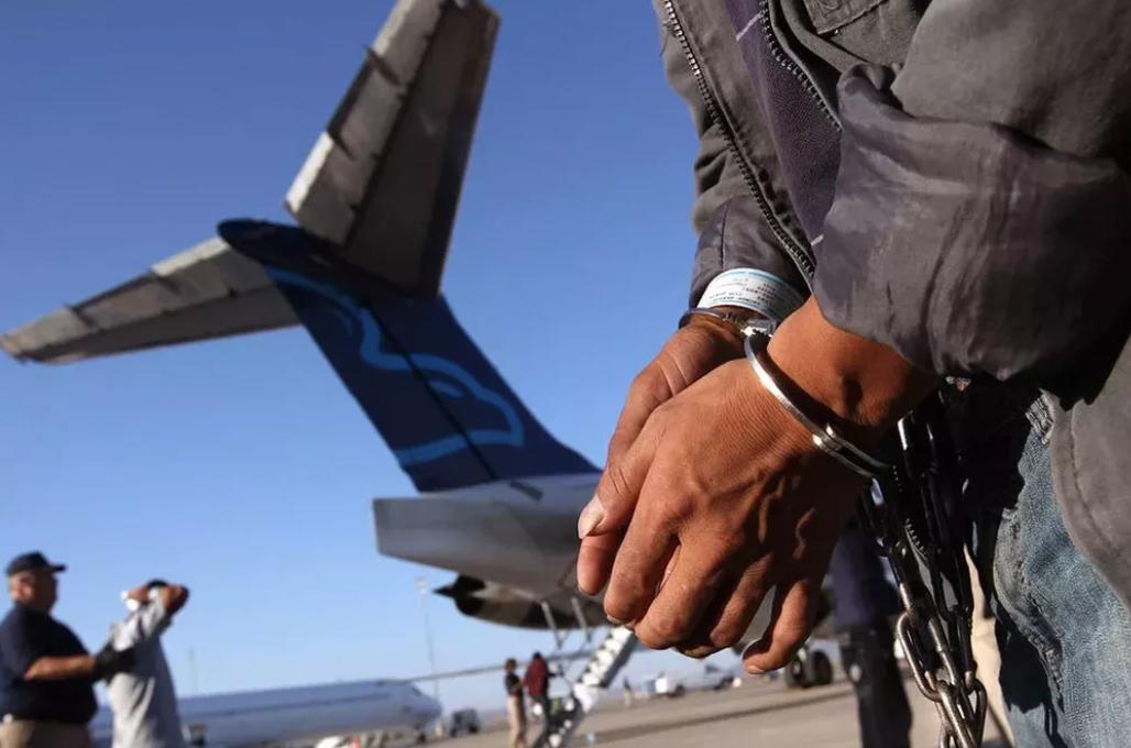 【阿塞拜疆将逃犯遣返回中国】
       阿塞拜疆将因非法商业活动被中国通缉的