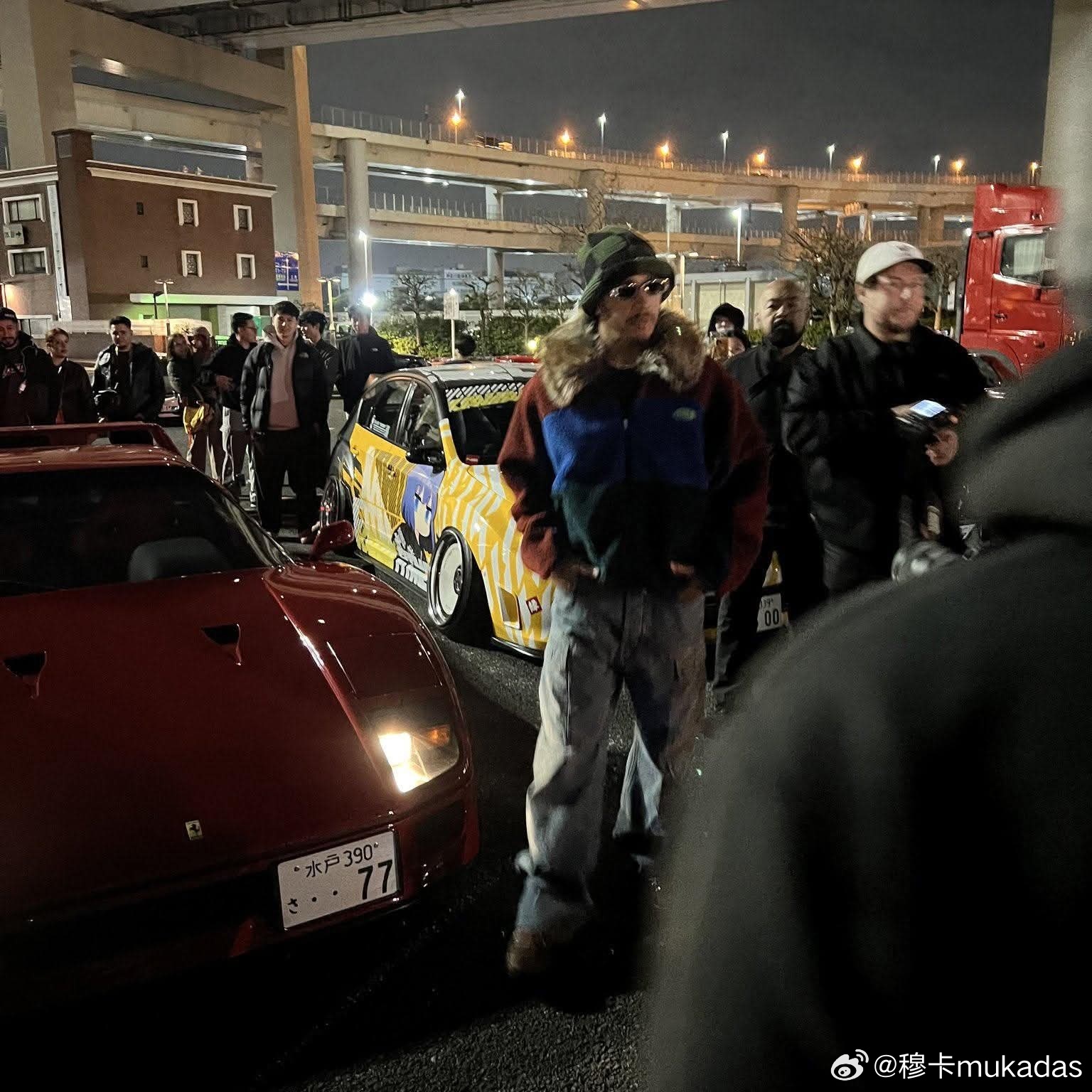 白天帮人带娃晚上现身黑趴横批：老汉在日好忙 