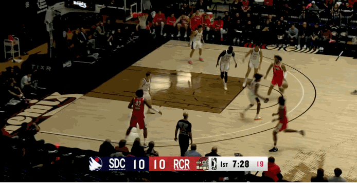 表现出色！杨瀚森首节5中4，三分2中2，拿到10分2篮板1助攻！ 