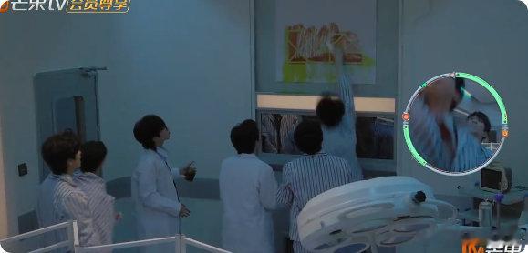 何运晨李晋晔双律版雄狮少年何运晨李晋晔擦题板那段也太绝了，撕东西切换氛围的瞬间，